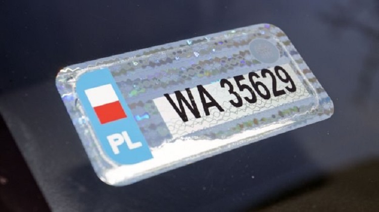 Обязательные наклейки на стекло автомобиля в Польше 1