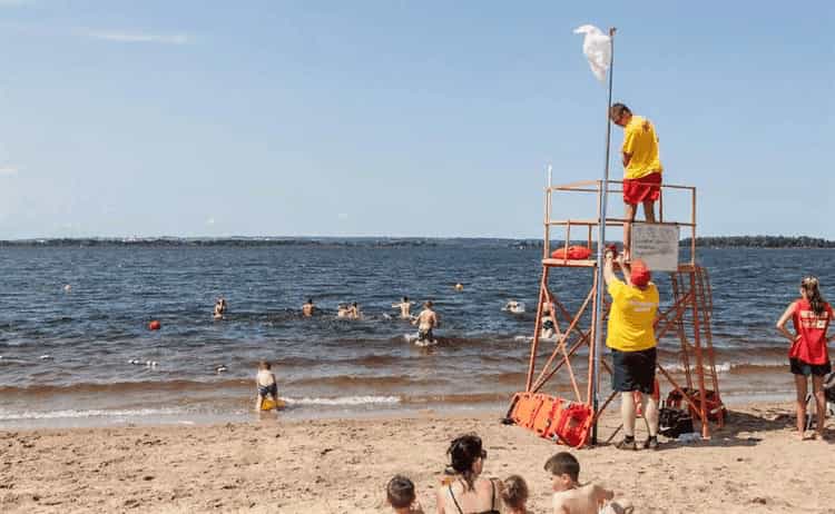 Как проходит купальный сезон в Польше: открытые и закрытые пляжи в 2024 году 1