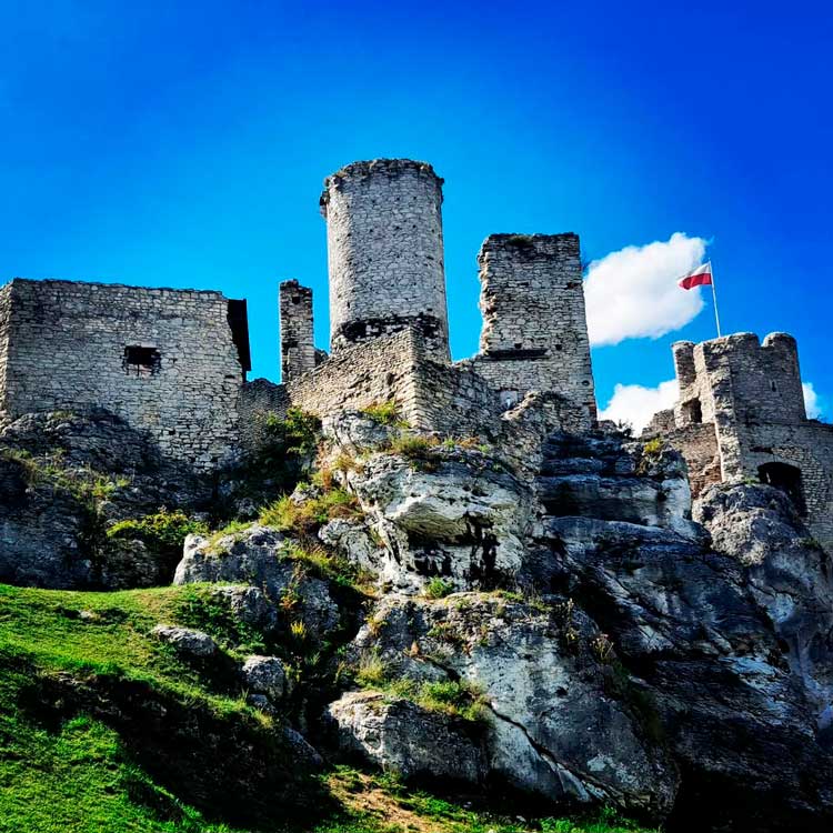 Руины замка Огродзенец в Польше