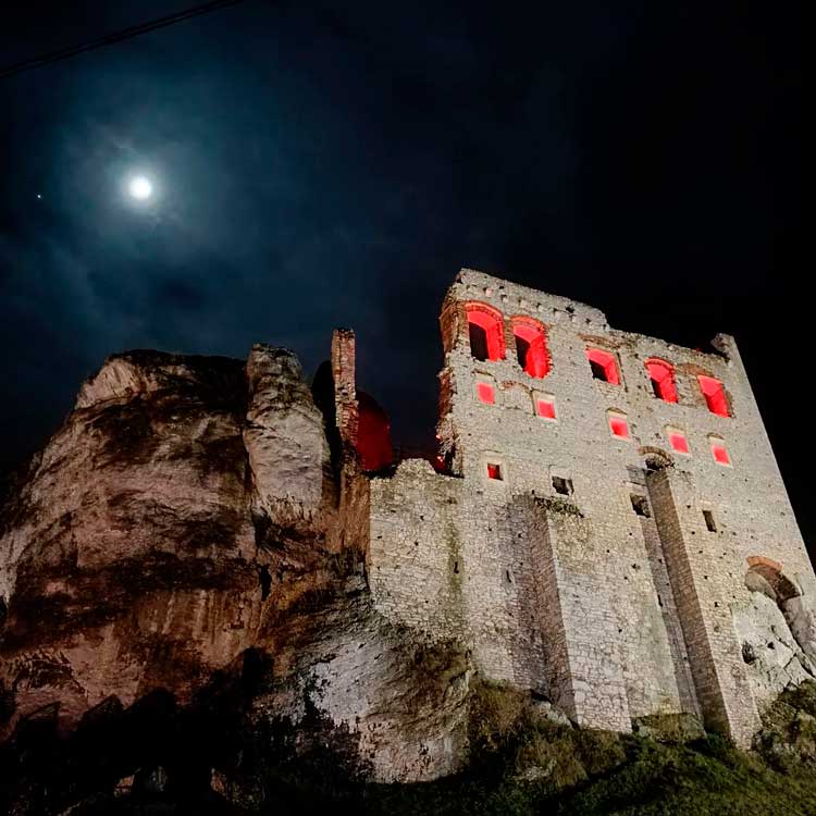 руїни замку Огродзенець у Польщі вночі