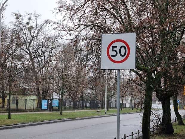 Дорожній знак обмеження швидкості в Польщі